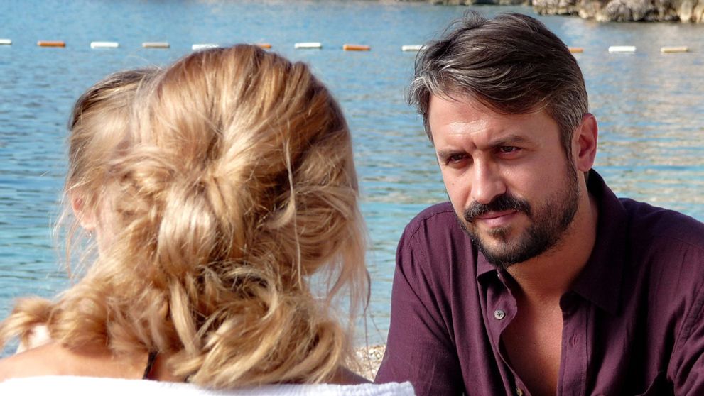 Príliš osobná známosť v premiérovom víkende vypredala kiná, zdolala aj Všetko alebo nič