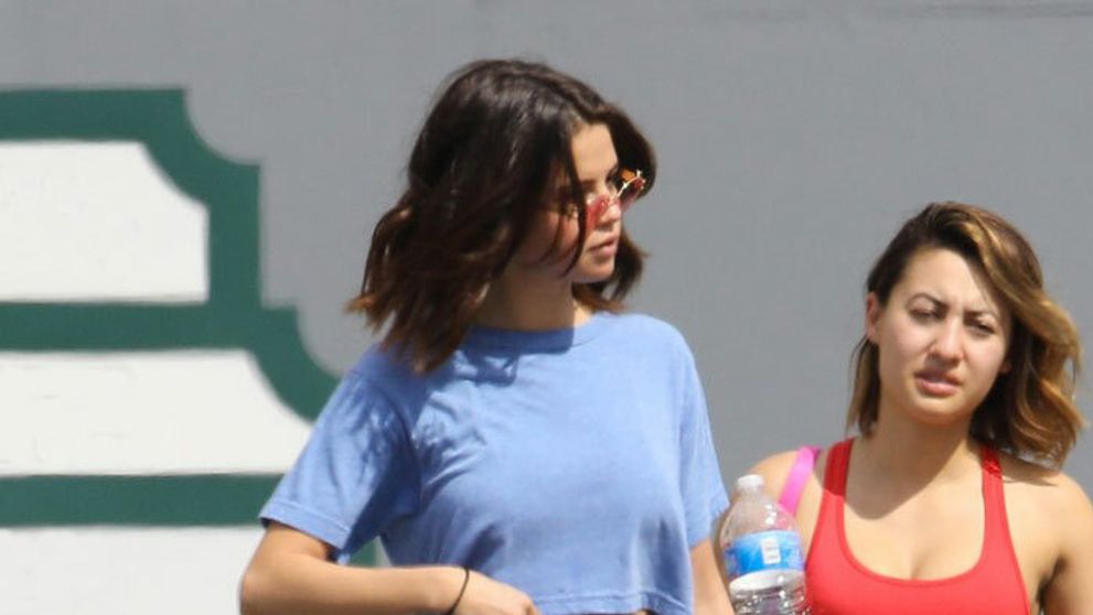 Selena Gomez po tréningu. To je ale ploché bruško