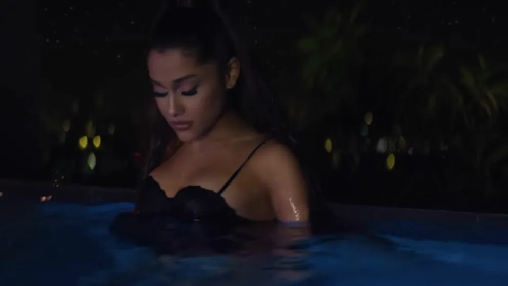 Ariana Grande už nie je žiadne neviniatko. Lesbická scéna nový klip neminula