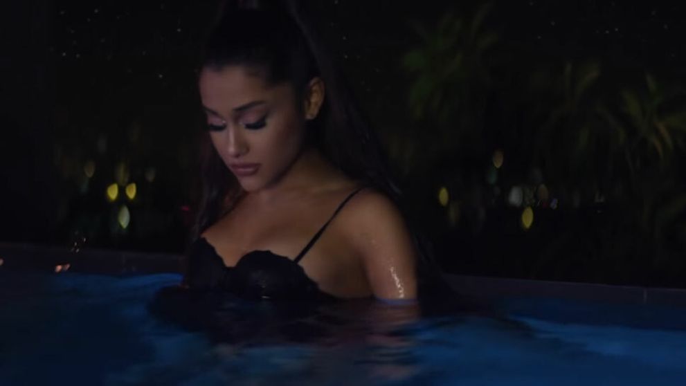 Ariana Grande už nie je žiadne neviniatko. Lesbická scéna nový klip neminula