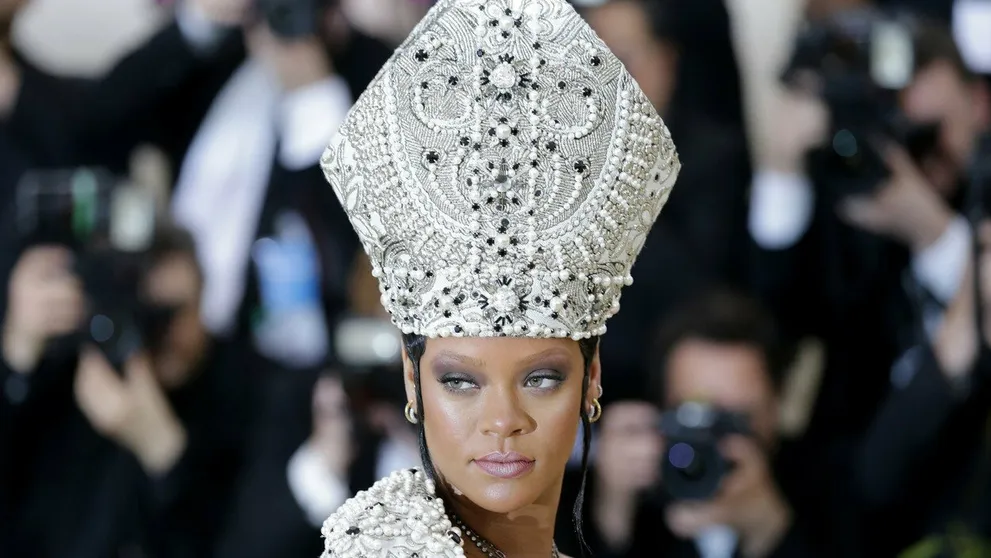 Najšokujúcejšie róby z Met Gala: Rihanna ako sexy pápež