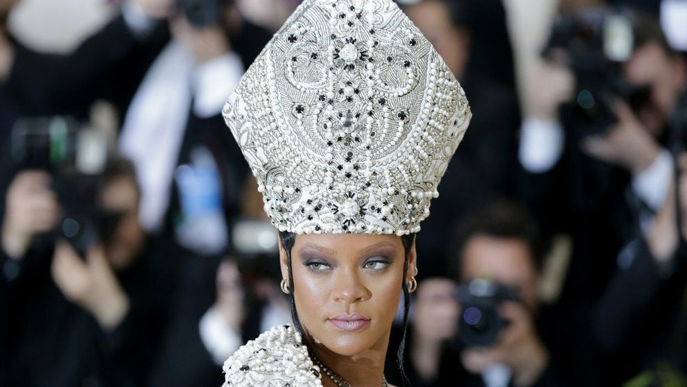 Najšokujúcejšie róby z Met Gala: Rihanna ako sexy pápež