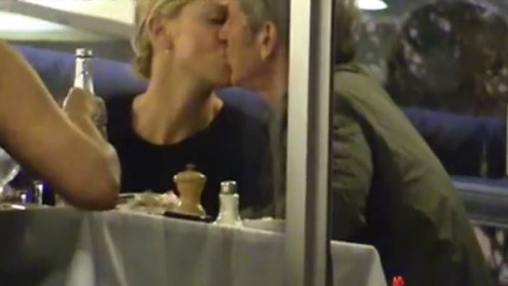 Slabosť na blondíny: Kedysi bozkával Madonnu, pozrite, koho bozkáva dnes