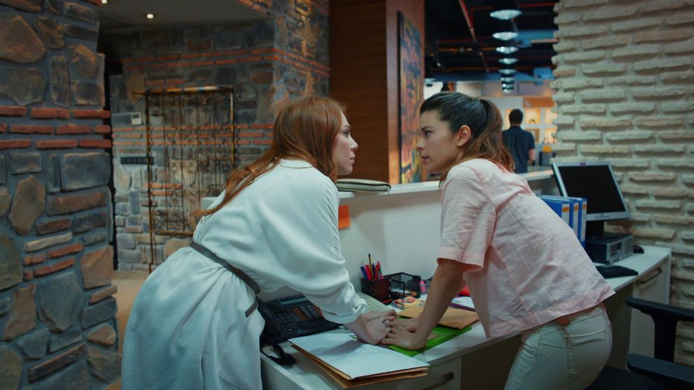 Raz sa to muselo stať: Defne a Derya sa škaredo posekajú!