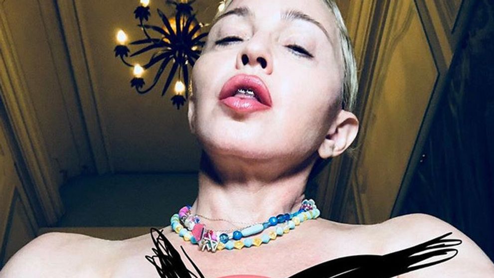 Madonna sa s tým ani v šesťdesiatke nepára. Ukázala holé prsia!
