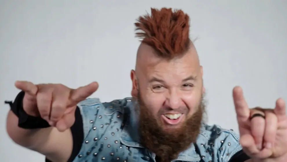 Rebelský look sa mu zapáčil: Bláznivý účes má aj v kancelárii