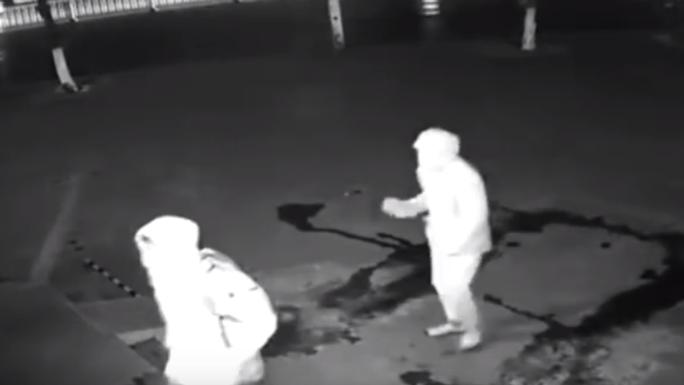 Tragikomickí zlodeji! Tehlou chcel rozbiť výklad, namiesto toho ju hodil komplicovi do hlavy