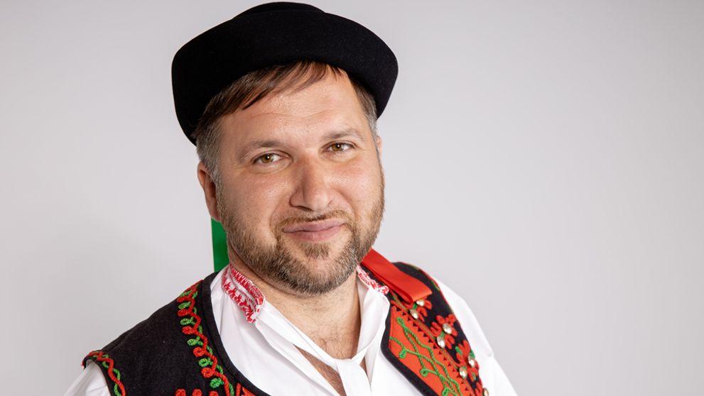 Keď bol dieťa, dotrhali ho psy! Teraz píše sci-fi a bojuje na Farme