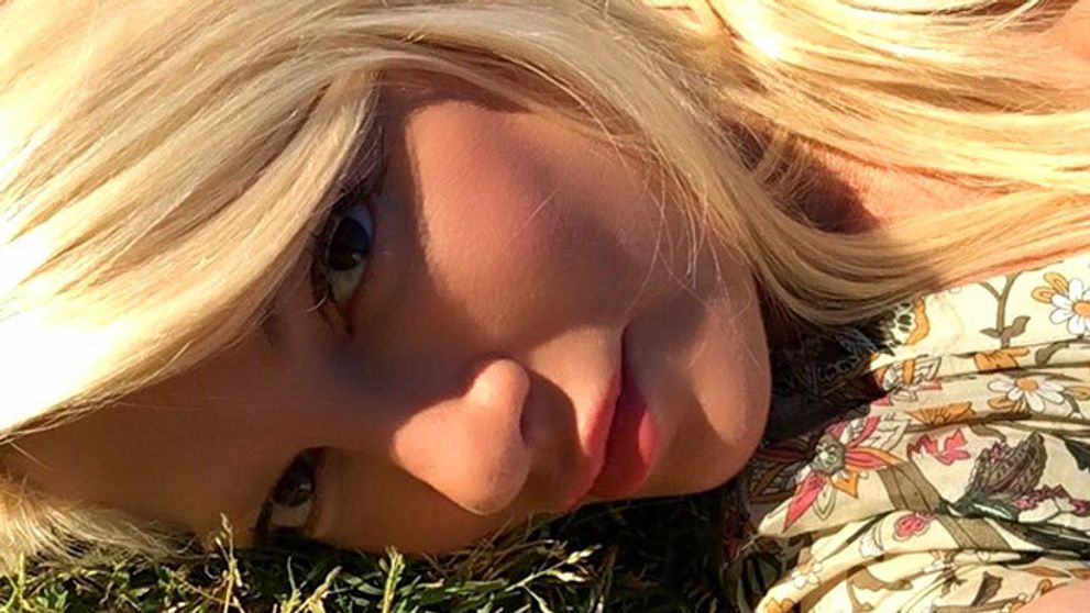 Z blondínky... „Fialka“! Tori Spelling experimentovala s farbou na vlasy!
