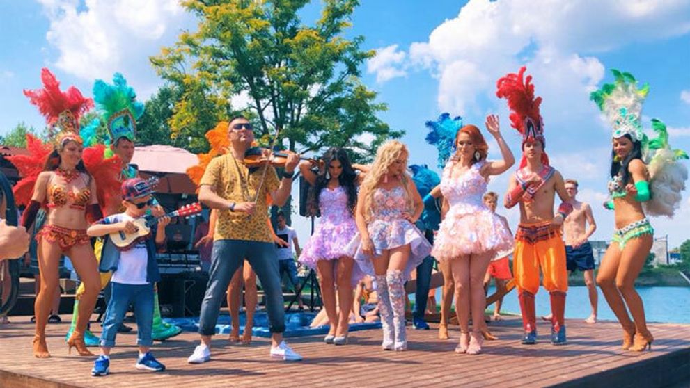 Letný temperamentný hit o začínajúcej láske