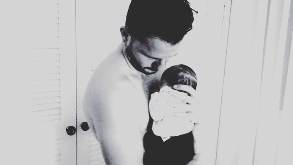 Slovenský spevák sa stal otcom. S manželkou sa tešia zo synčeka