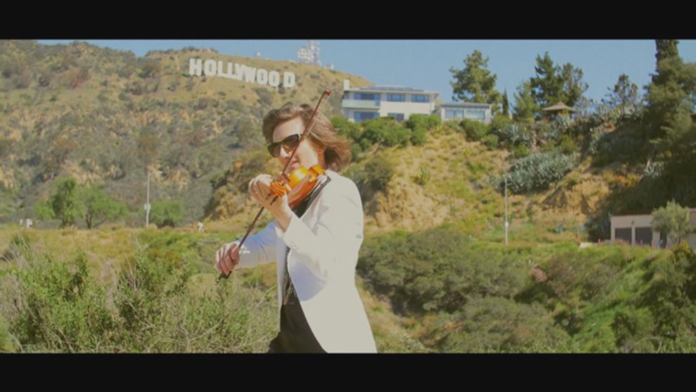 Známy huslista hrá Slovákom pod oknami