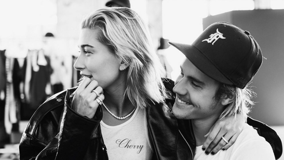 Sú už svoji? Bieberova snúbenica vymenila „snubák“ za obrúčku