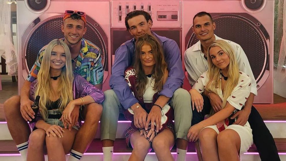 Fešák z Love Islandu ako ho nepoznáte. Z týchto záberov vám bude horúco