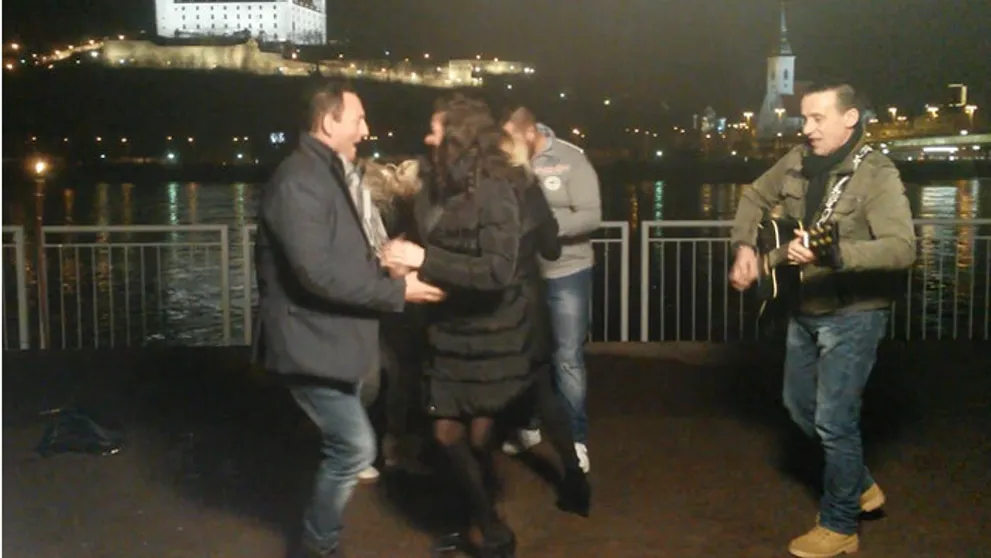 Farmári sa odviazali: Do rytmu im hral známy muzikant!