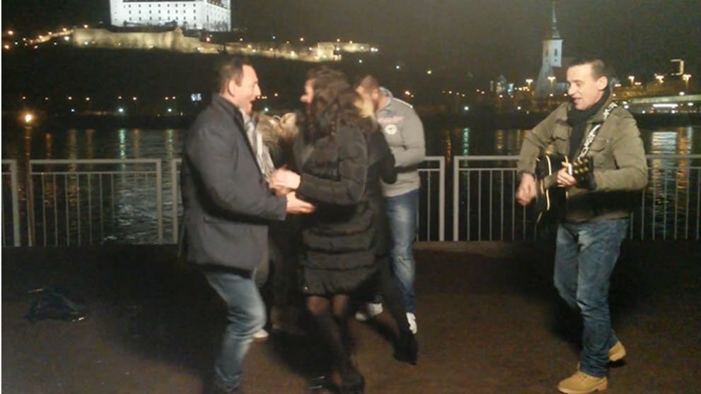 Farmári sa odviazali: Do rytmu im hral známy muzikant!