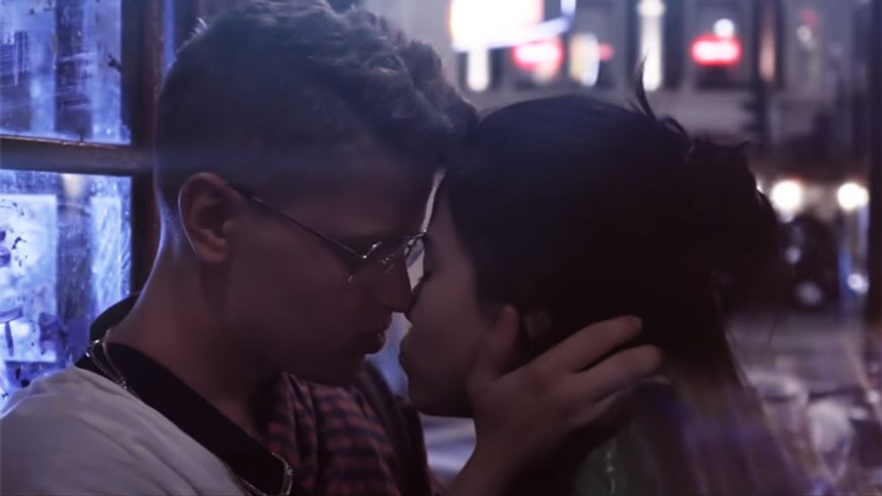 Zaľúbený? Oliver Oswald bozkával exotickú krásku