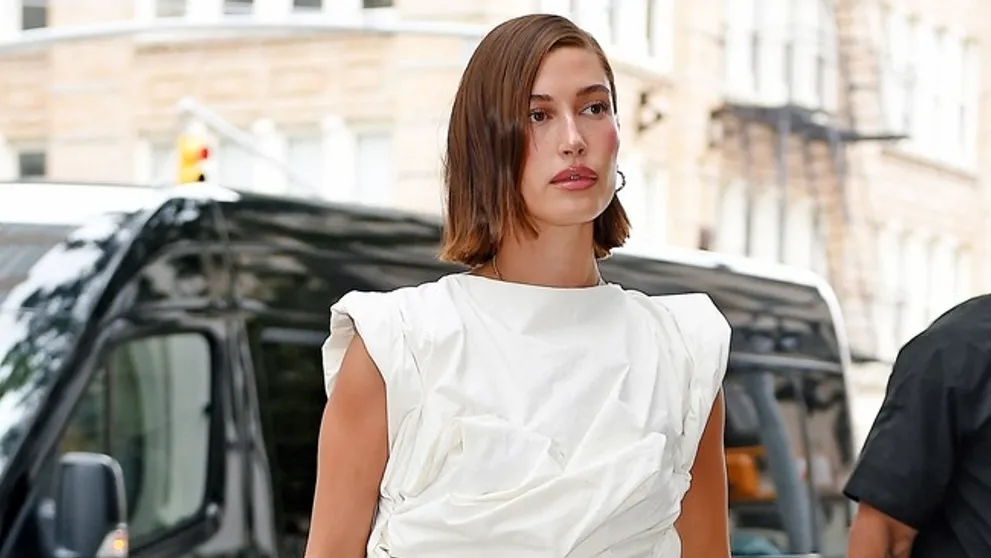 Hailey Bieber prichádza s ďalším trendom: Táto farba bude dominovať na jeseň