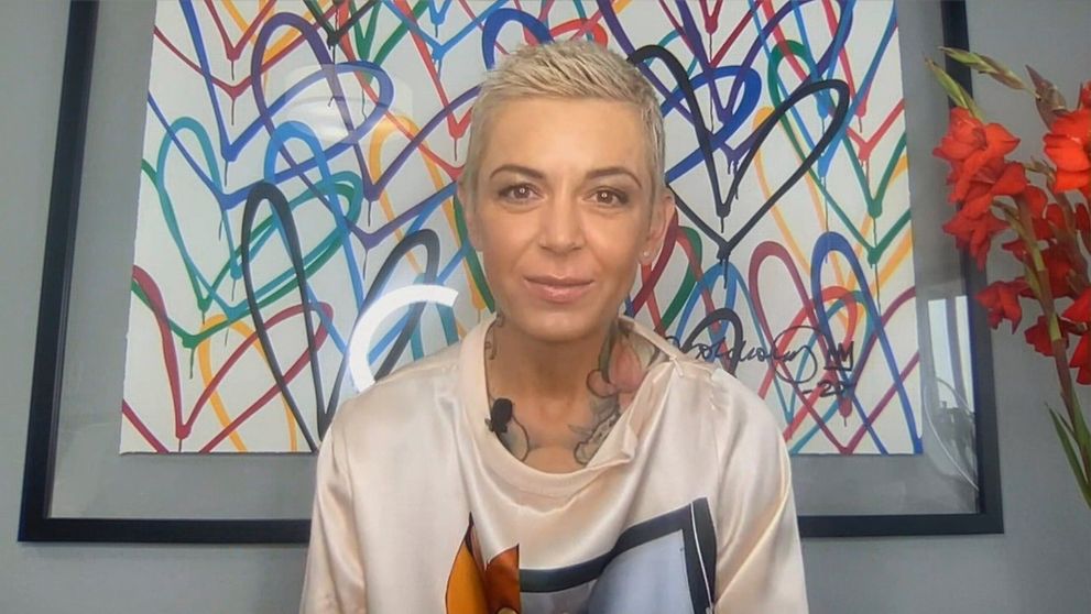 Doma neznáma, v zahraničí úspešná. Jej výtvory nosí na tele množstvo celebrít