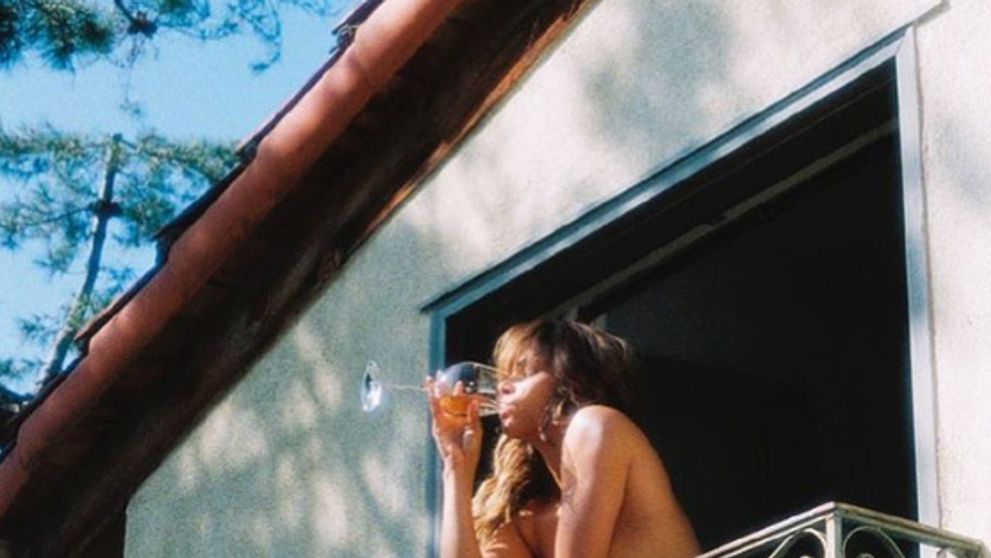 Herečka popriala všetkým krásnu Veľkú noc. Úplne holá na balkóne