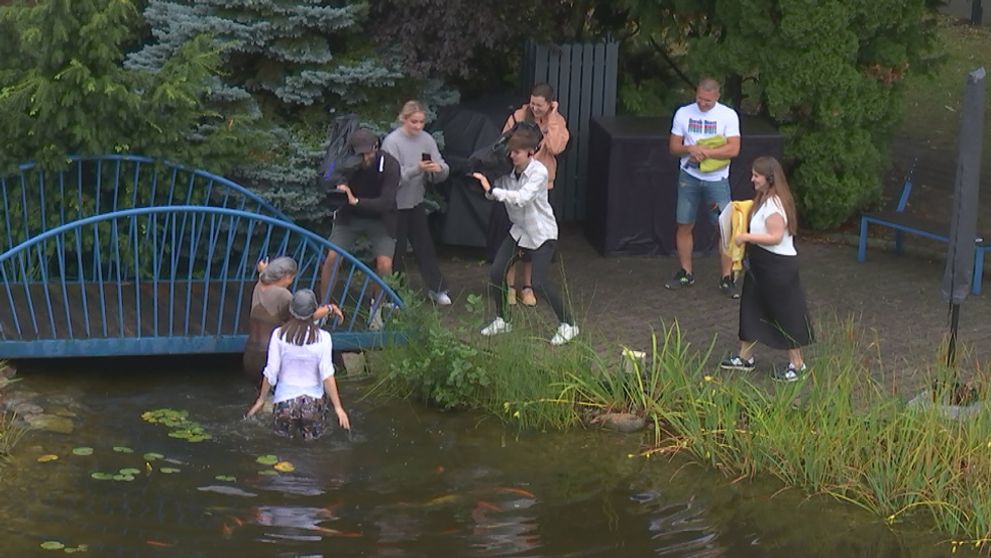 Šok v priamom prenose: Moderátorky Telerána skončili v jazierku