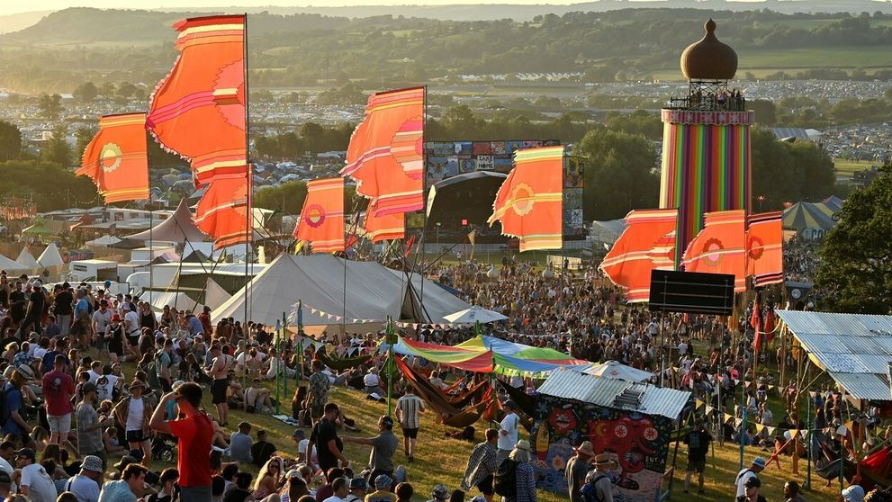 Odštartoval festival Glastonbury. Toto je najmladší a najstarší headliner