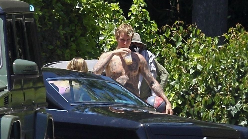 Ona bez podprsenky, on bez trička. Takto sa chodí po kávu!