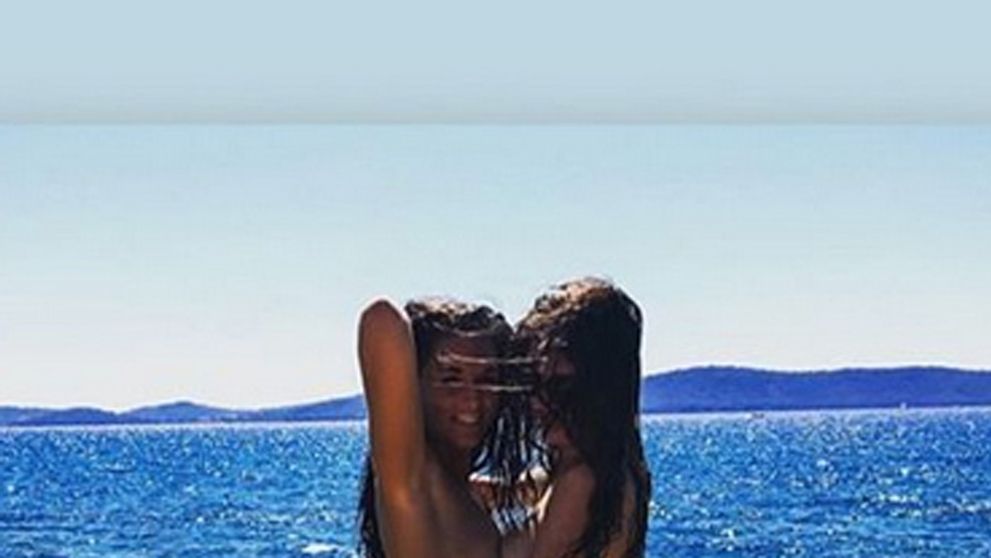 Najhorúcejšia fotka tohto leta: Nahá exfarmárka v objatí s kamarátkou