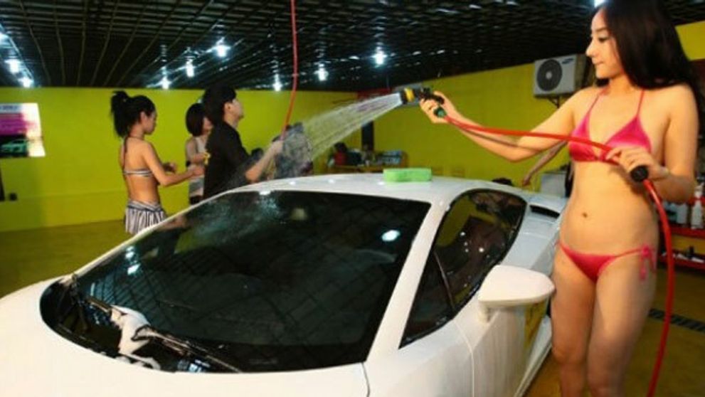 Spájanie príjemného s užitočným? Navštívte erotickú autoumyváreň?!