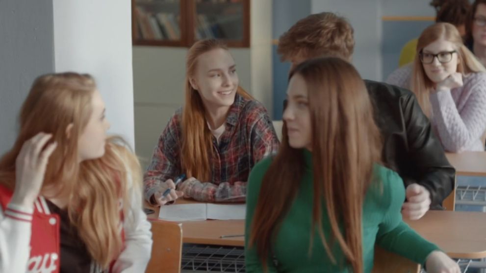 Do školy prichádza nový študent. Dievčatá ho budú zbožňovať