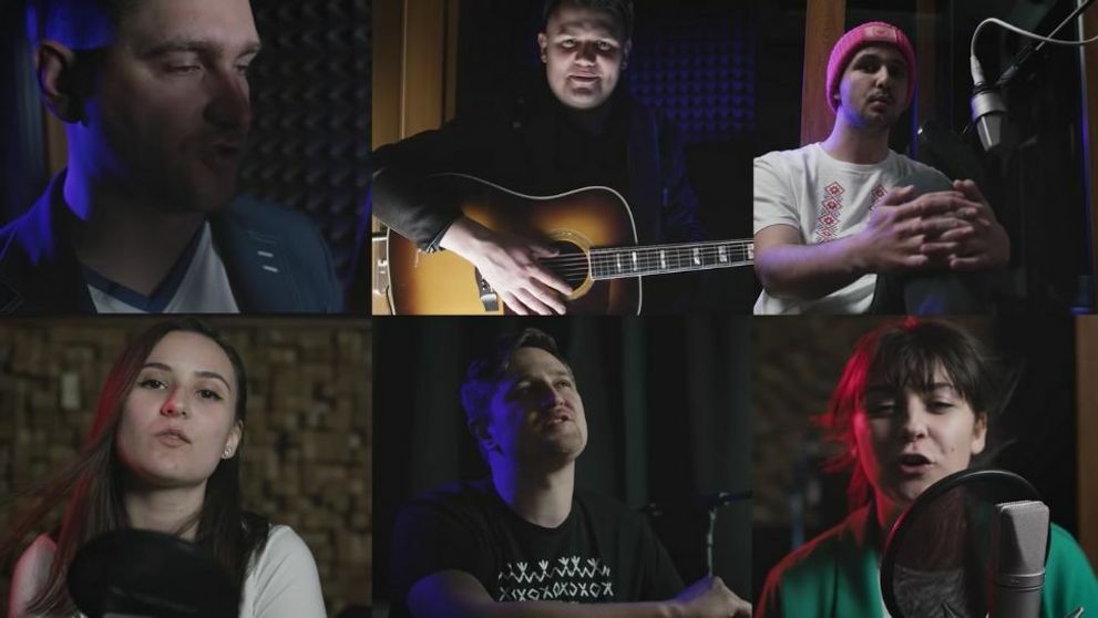 Známa ľudová pesnička ako ste ju nepočuli. Mladí hudobníci povzbudzujú národ spevom