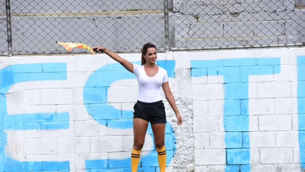 Sexy rozhodkyňu pozná celá Brazília. Nenosí podprsenku a rada sa oblieva vodou