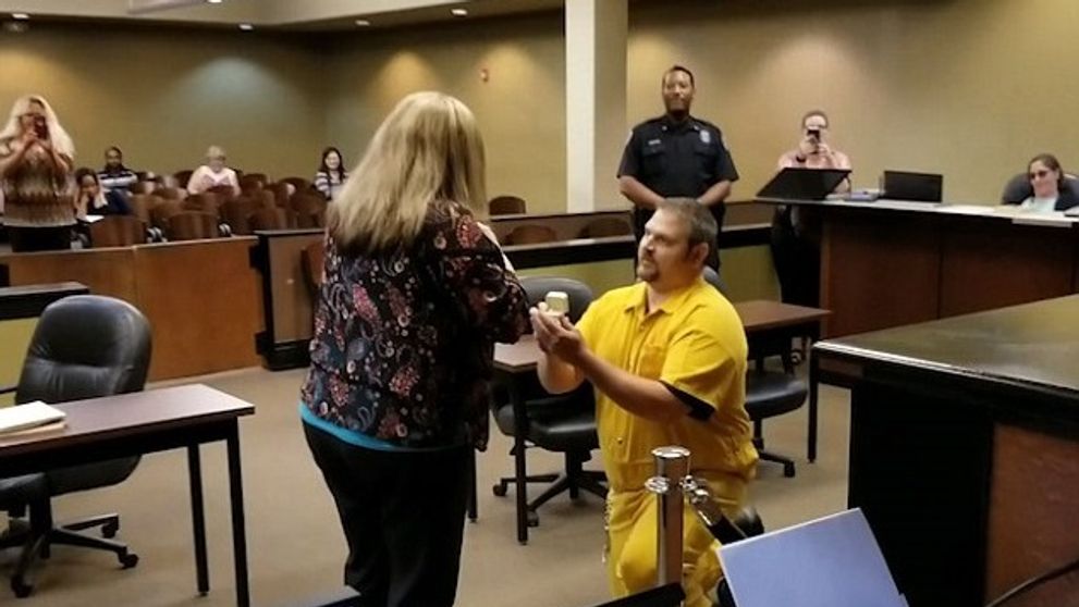 Žiadosť o ruku, aká tu ešte nebola. Odohrala sa v súdnej sieni