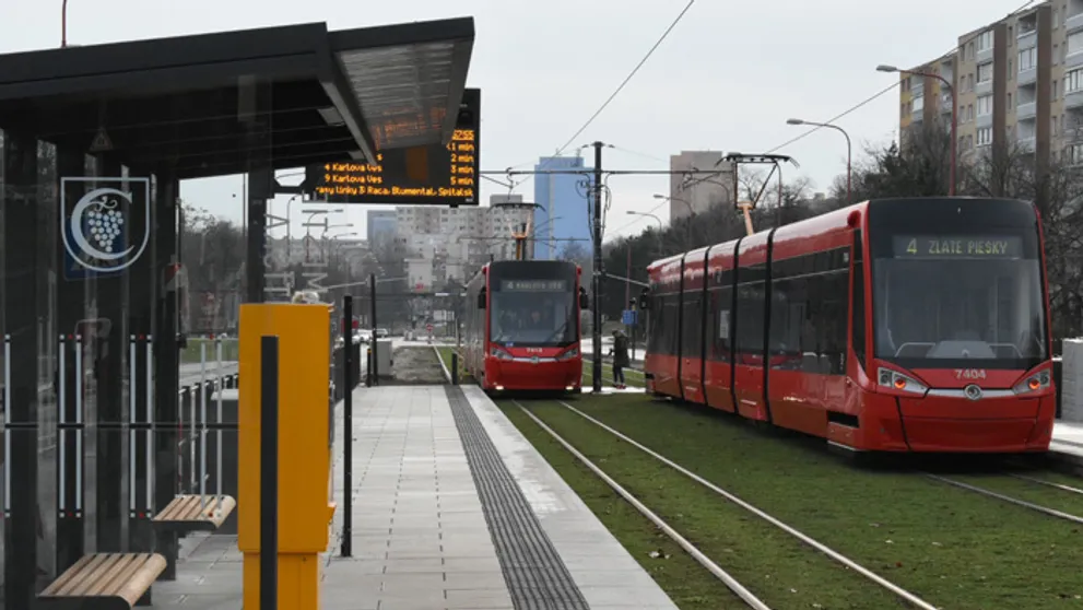 V Bratislave bude od pondelka jazdiť o štvrtinu menej električiek a trolejbusov