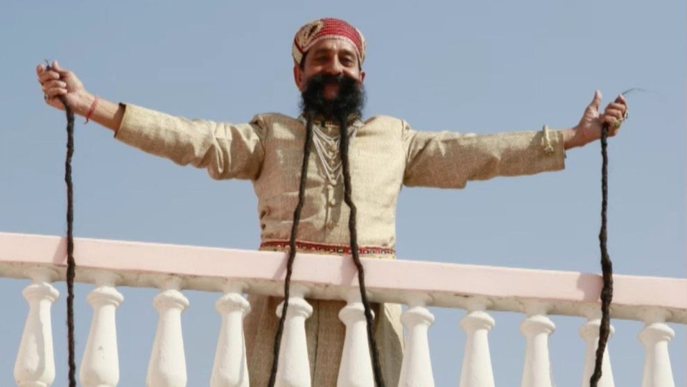 Neholil sa už 47 rokov: Ind má najdlhšie fúzy na svete