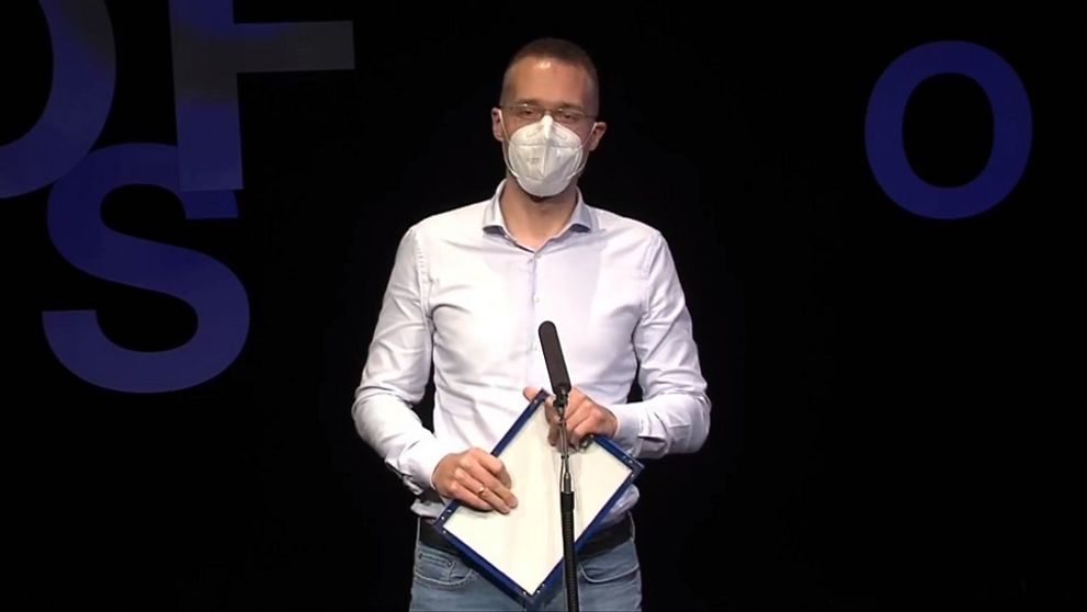 Novinárska cena putovala aj do Markízy, prevzal si ju Michal Kovačič za reláciu Na telo