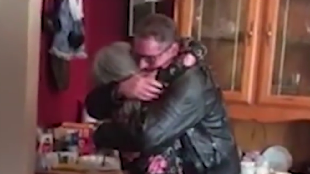 Dala ho na adopciu, aby mal lepší život: Dojímavé stretnutie matky so synom po 44 rokoch!