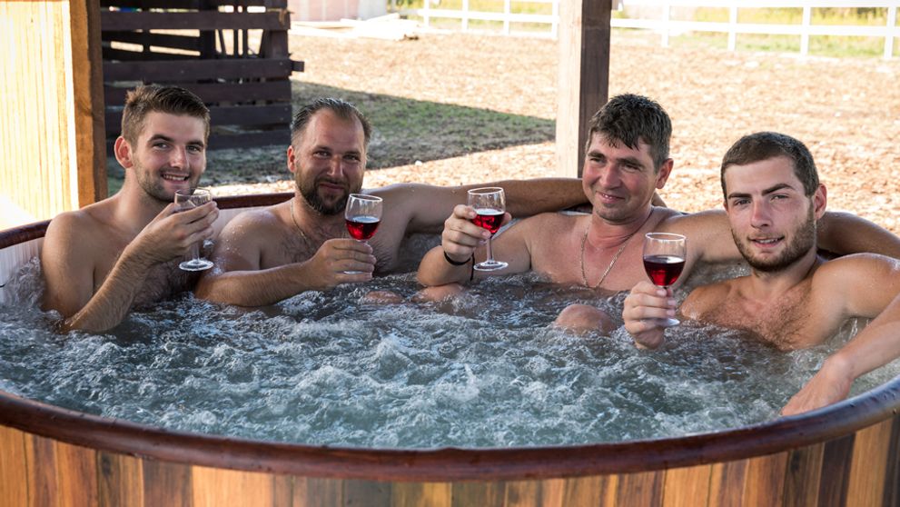 Súboj o sexy farmárku sa vyostruje! Kto má väčšiu šancu?