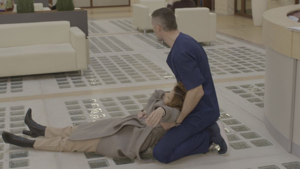 Adela skolabuje priamo pred Andrejom