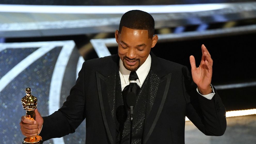 Will sa za facku verejne ospravedlnil. Skloňuje sa však aj odobratie Oscara