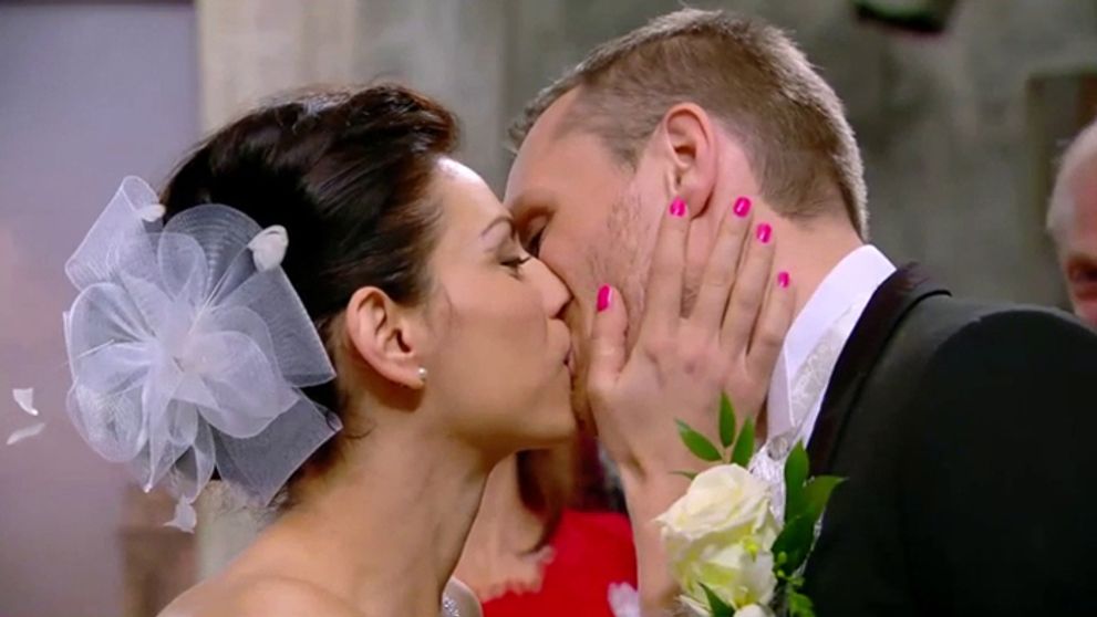 Hlasujte! Ktoré svadobné šaty Rity sa vám páčia viac?