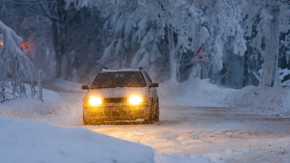 Sneží a vy už máte letné pneumatiky? 7 rád, ako jazdiť