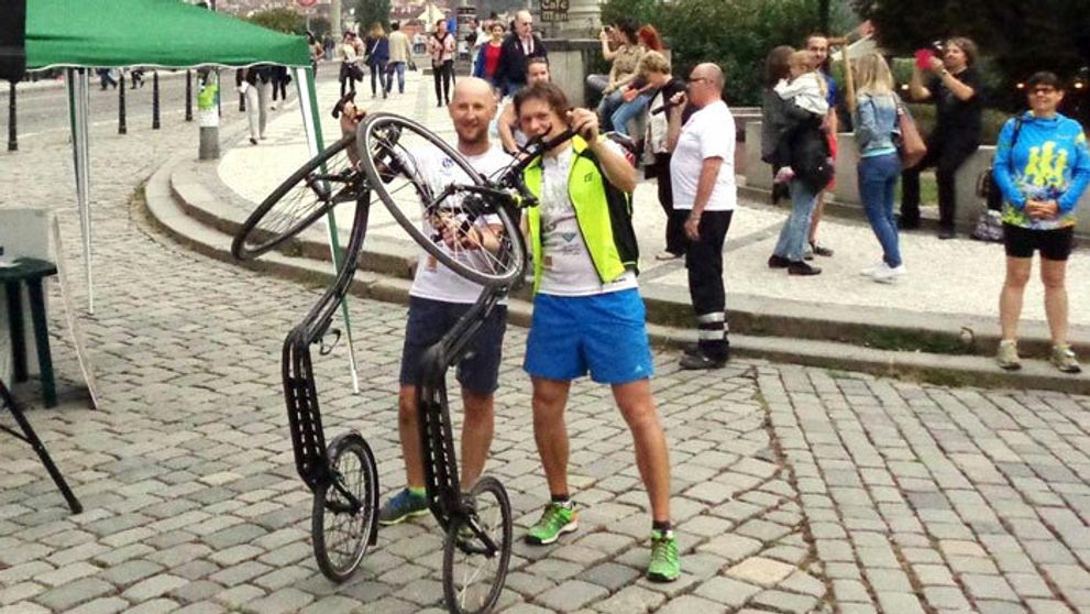 1 192 kilometrov na kolobežke s Dobrákmi od kosti