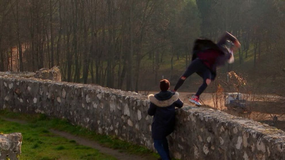 Exkluzívne zábery zo zákulisia! Z hradného múru nezletel iba kaskadér