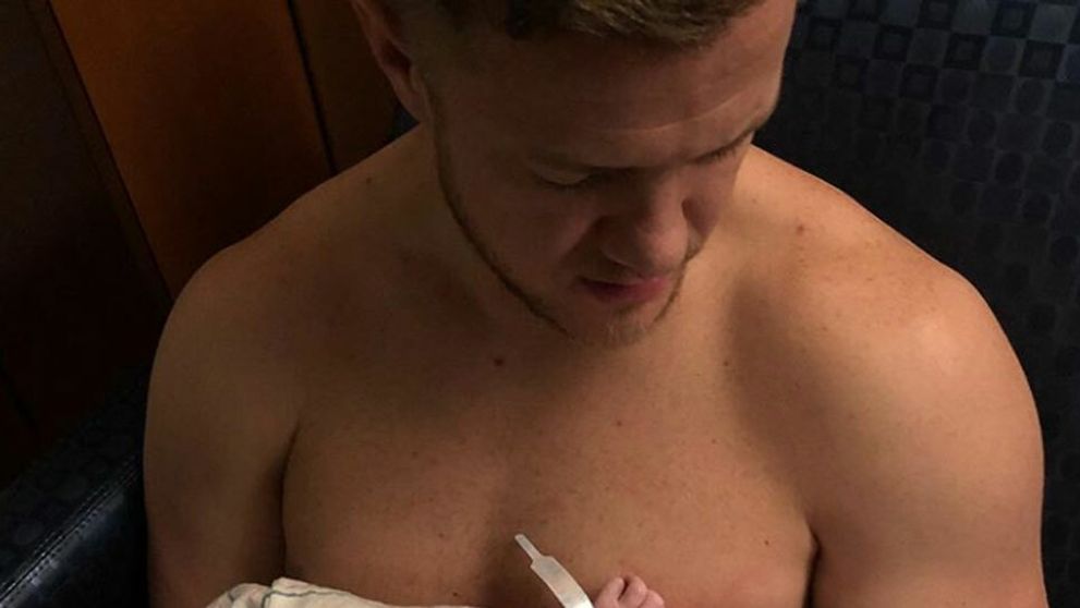 Namiesto rozvodu dieťa. Spevák sa stal štvrtýkrát otcom