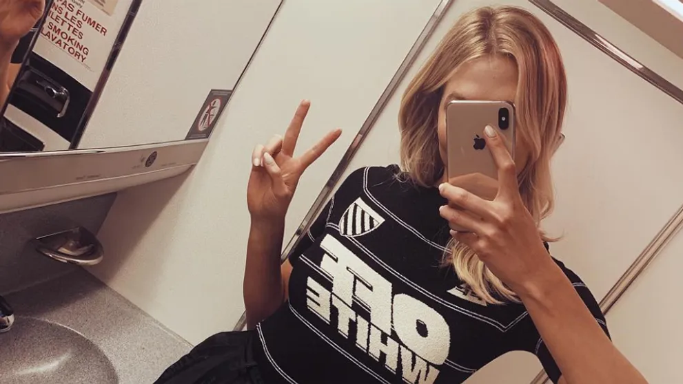 Slávna modelka prekvapila. Čo to má pod pazuchou?