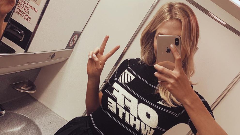 Slávna modelka prekvapila. Čo to má pod pazuchou?