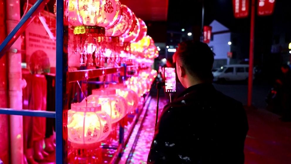 Nový trend na sociálnych sieťach. Obchodníci predávajú svoj tovar v priamom prenose