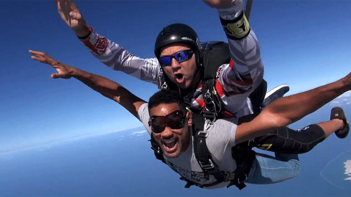 Filmová scéna? Nie, realita! Will Smith skočil z lietadla!!!