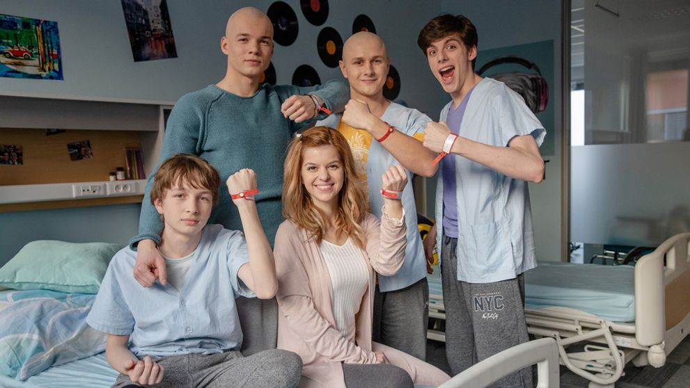 Červené pásky dojímajú aj rozosmievajú